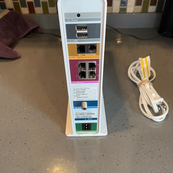 ARRIS Surfboard Internet, wifi and voice modem - Picture 6 of 10